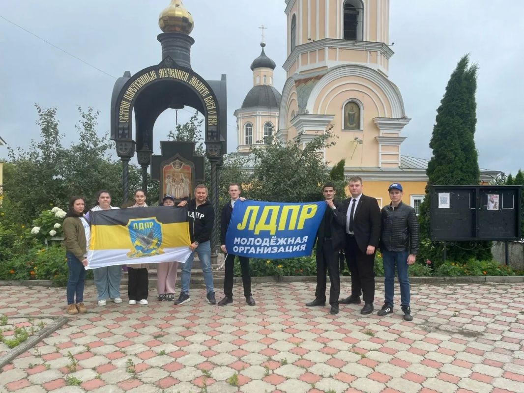 Павел Куликов возложил цветы к памятнику-часовне святым Царственным Страстотерпцам Павел Куликов возложил цветы к памятнику-часовне святым Царственным Страстотерпцам