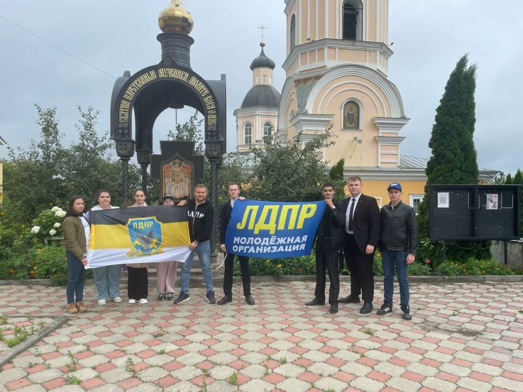 Павел Куликов возложил цветы к памятнику-часовне святым Царственным Страстотерпцам Павел Куликов возложил цветы к памятнику-часовне святым Царственным Страстотерпцам