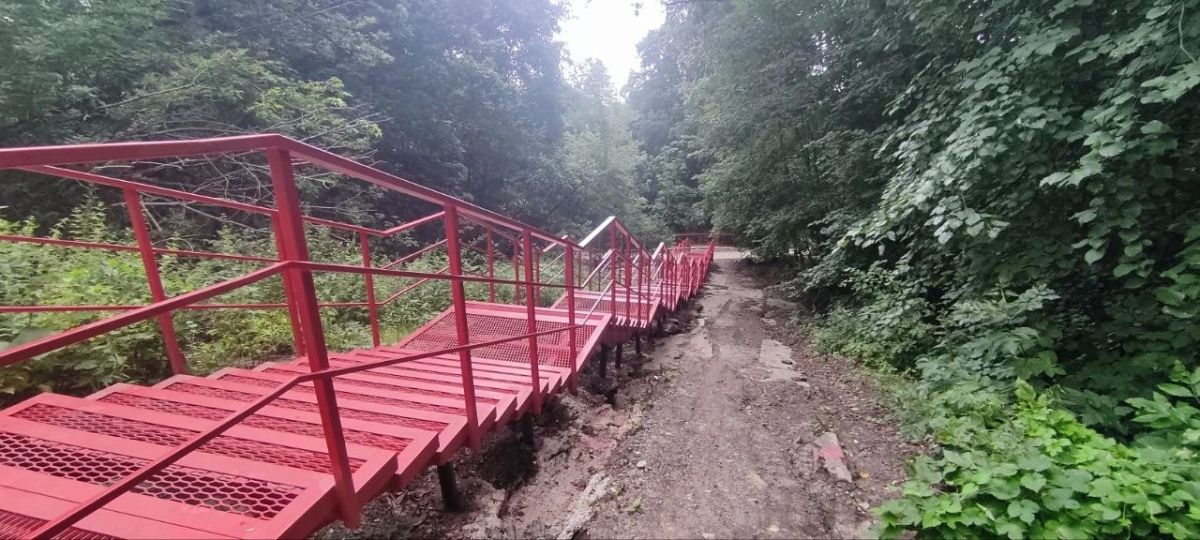 Состояние лестницы, соединяющей улицу Пацаева и Тропу здоровья, вызывает вопросы: в нижней части ее опоры подмыло водой Состояние лестницы, соединяющей улицу Пацаева и Тропу здоровья, вызывает вопросы: в нижней части ее опоры подмыло водой