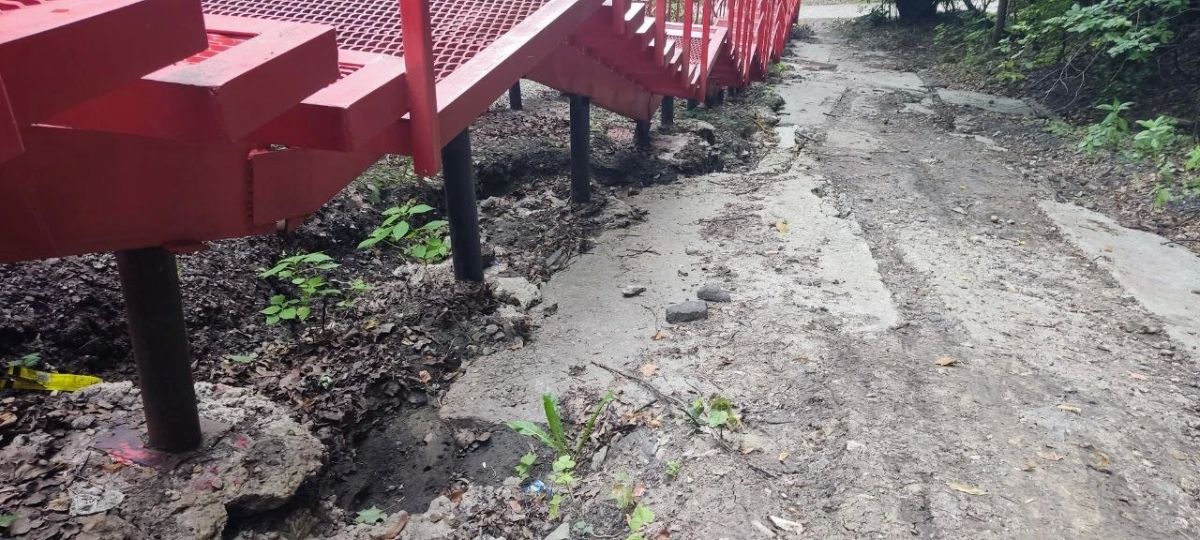 Состояние лестницы, соединяющей улицу Пацаева и Тропу здоровья, вызывает вопросы: в нижней части ее опоры подмыло водой Состояние лестницы, соединяющей улицу Пацаева и Тропу здоровья, вызывает вопросы: в нижней части ее опоры подмыло водой