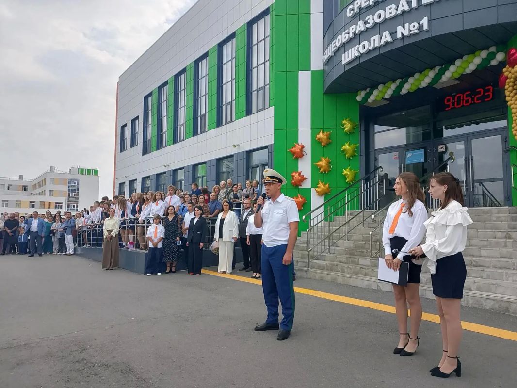 Прокурор региона Дмитрий Горшков поздравил детей с Днем знаний День знаний традиционно объединяет школьников, педагогов и родителей, открывая новый этап образовательного пути детей. В этом году 1 сентября стало началом... Прокурор региона Дмитрий Горшков поздравил детей с Днем знаний День знаний традиционно объединяет школьников, педагогов и родителей, открывая новый этап образовательного пути детей. В этом году 1 сентября стало началом...