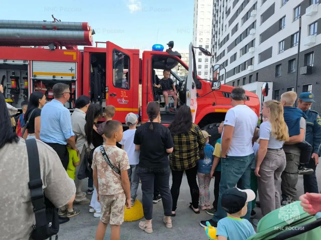 С первого дня учебного года сотрудники МЧС России проводят занятия для детей С первого дня учебного года сотрудники МЧС России проводят занятия для детей