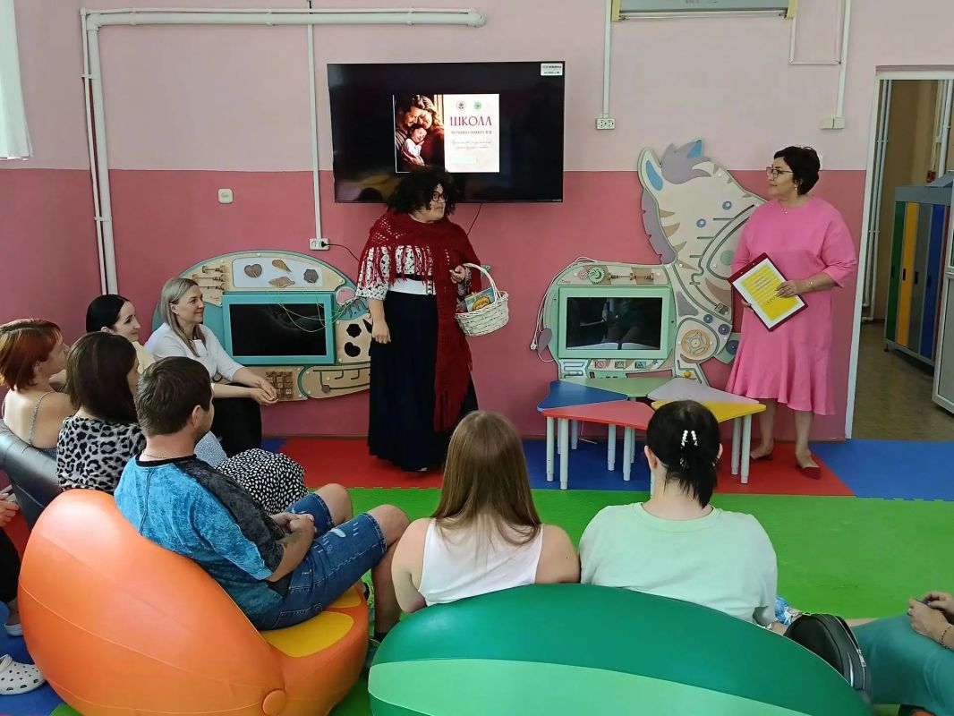 В школе молодых родителей учат уходу за новорожденными В школе молодых родителей учат уходу за новорожденными