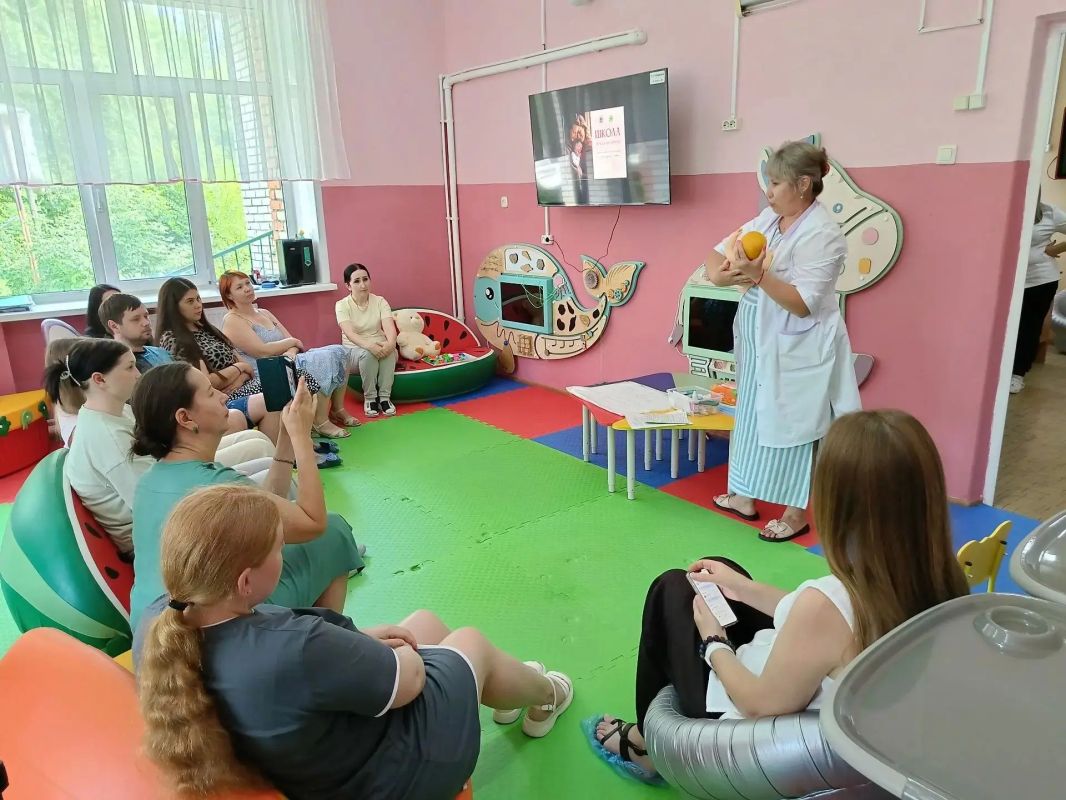 В школе молодых родителей учат уходу за новорожденными В школе молодых родителей учат уходу за новорожденными