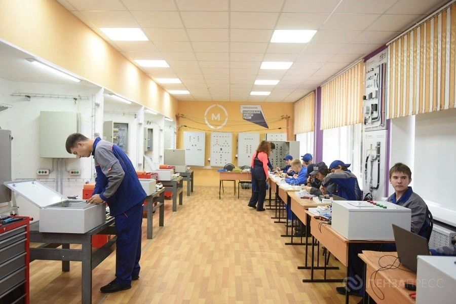 Губернатор Олег Мельниченко 9 сентября посетил учебные площадки Пензенского колледжа информационных и промышленных технологий Губернатор Олег Мельниченко 9 сентября посетил учебные площадки Пензенского колледжа информационных и промышленных технологий