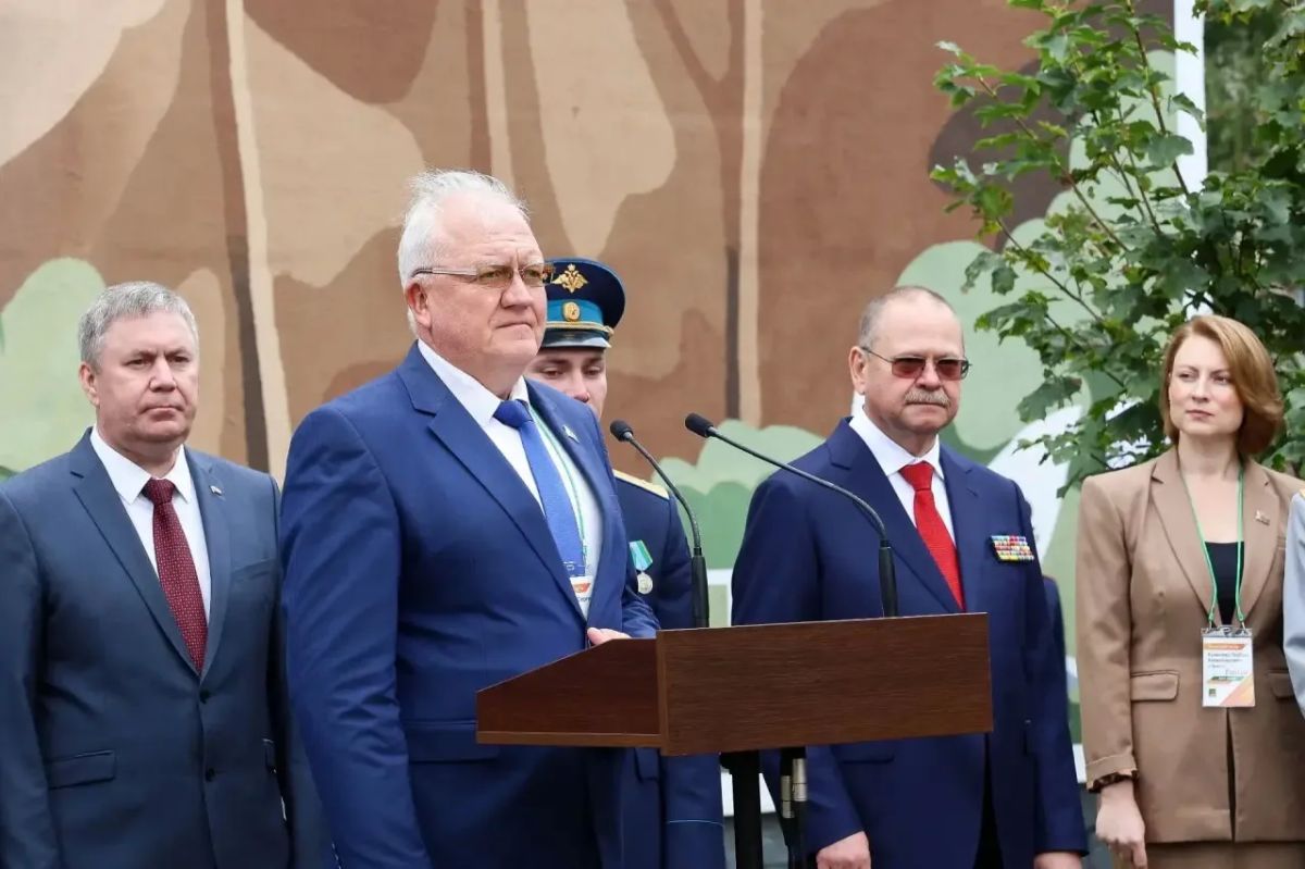 Олег Мельниченко: С мурала, появившегося на улице Карпинского в Пензе, смотрит уроженец нашего края Петя Котельников Олег Мельниченко: С мурала, появившегося на улице Карпинского в Пензе, смотрит уроженец нашего края Петя Котельников