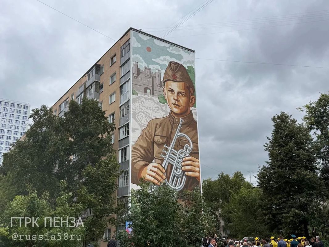 В День города в Пензе появился новый памятный арт-объект – мурал, посвященный Петру Котельникову, одному из самых юных защитников Брестской крепости и нашему земляку В День города в Пензе появился новый памятный арт-объект – мурал, посвященный Петру Котельникову, одному из самых юных защитников Брестской крепости и нашему земляку