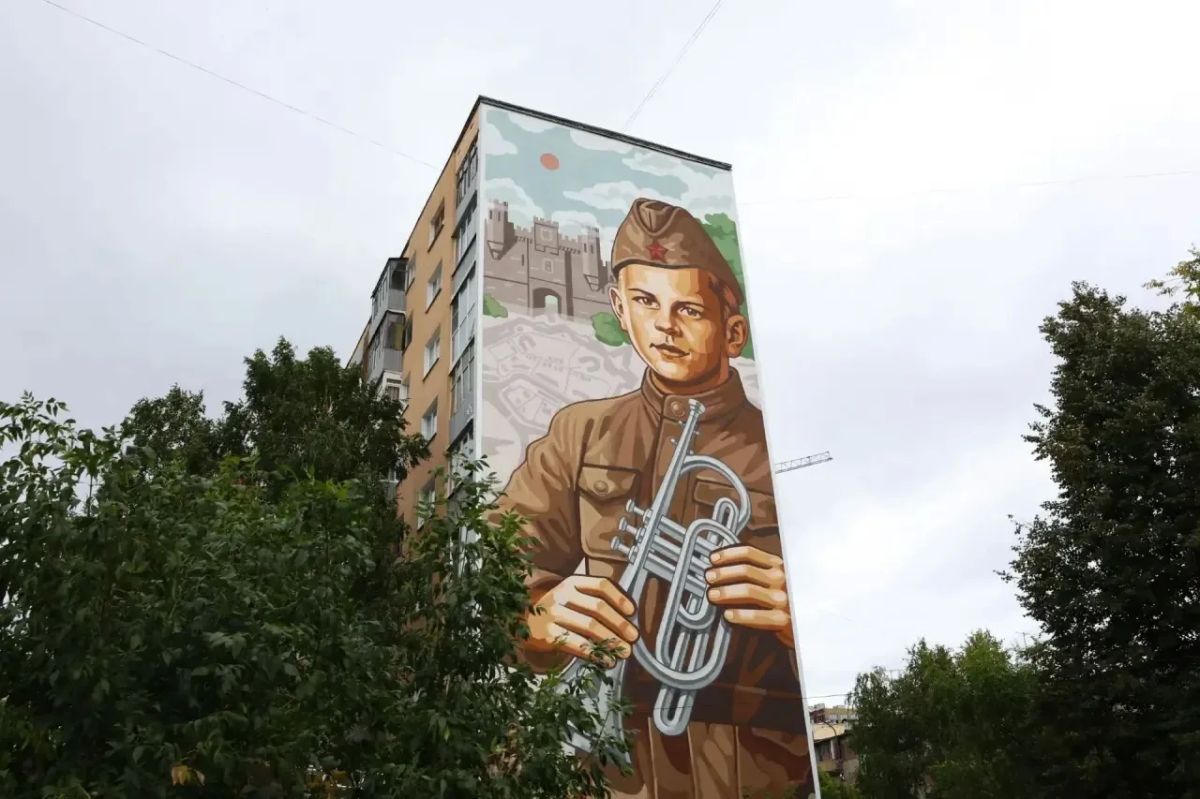 Олег Мельниченко: С мурала, появившегося на улице Карпинского в Пензе, смотрит уроженец нашего края Петя Котельников Олег Мельниченко: С мурала, появившегося на улице Карпинского в Пензе, смотрит уроженец нашего края Петя Котельников