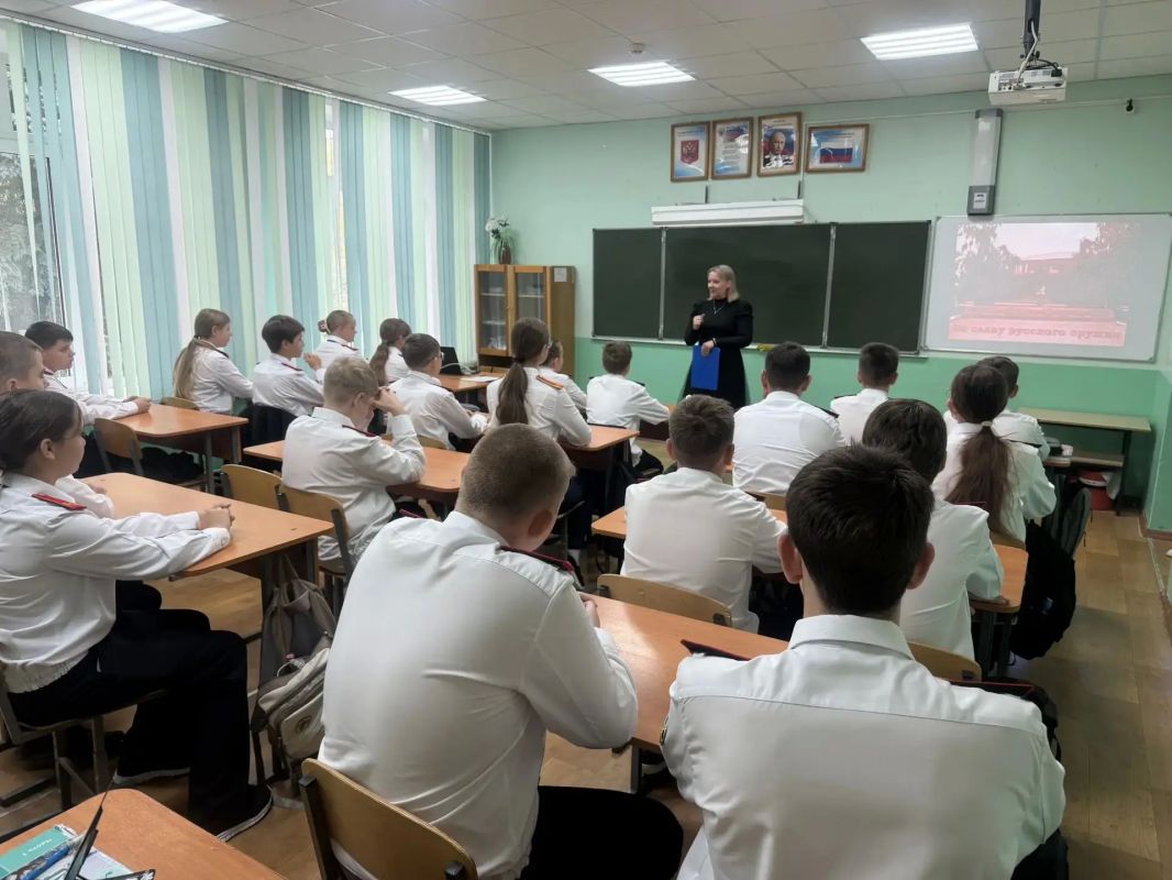 Сотрудник следственного управления принял участие в проведении Урока мужества в кадетском классе Сотрудник следственного управления принял участие в проведении Урока мужества в кадетском классе