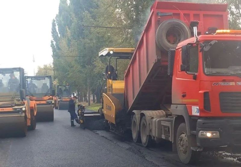 На улице Зеленодольской начали фрезеровать асфальт На улице Зеленодольской начали фрезеровать асфальт