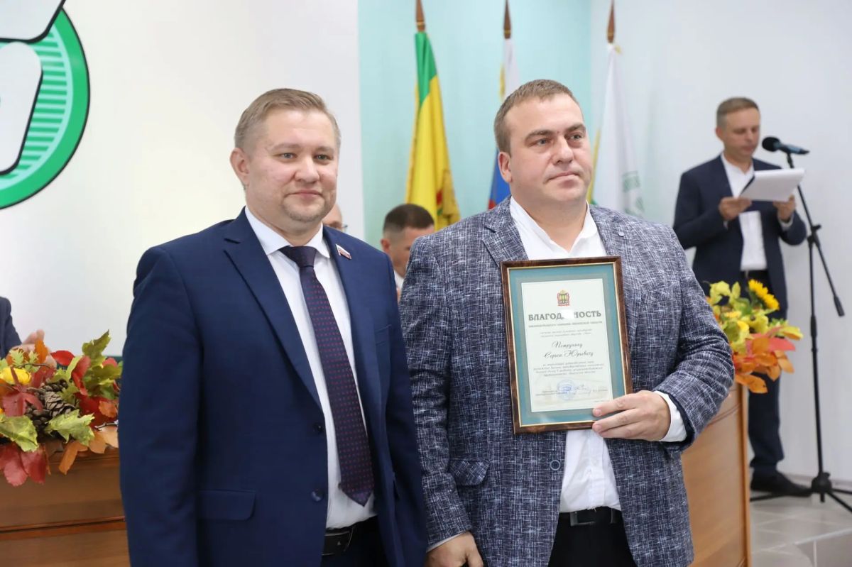 Павел Куликов вручил награды лучшим сотрудникам ОАО «Маяк» Павел Куликов вручил награды лучшим сотрудникам ОАО «Маяк»