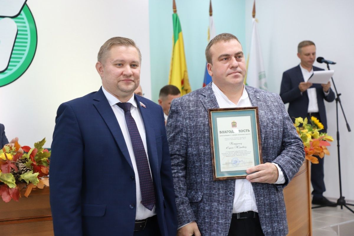 Павел Куликов вручил награды лучшим сотрудникам ОАО «Маяк» Павел Куликов вручил награды лучшим сотрудникам ОАО «Маяк»