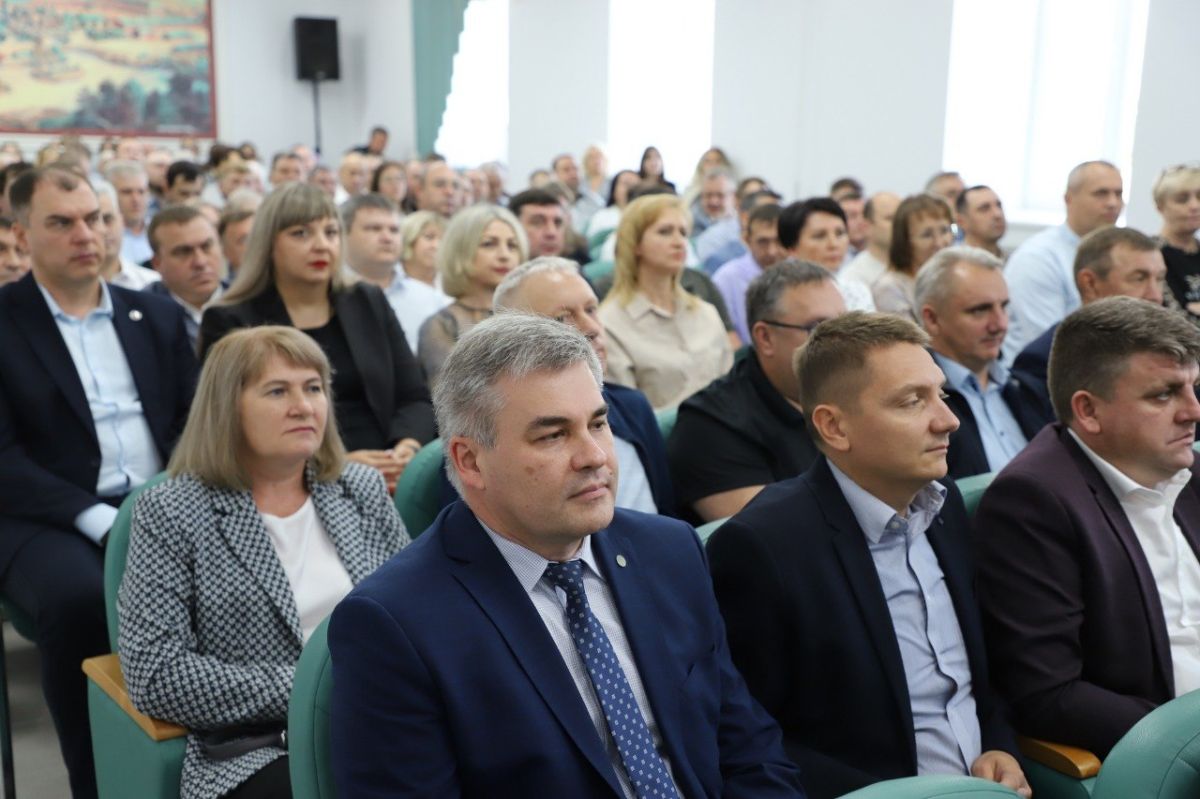 Павел Куликов вручил награды лучшим сотрудникам ОАО «Маяк» Павел Куликов вручил награды лучшим сотрудникам ОАО «Маяк»