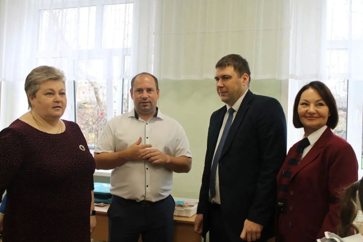 С 2020 года при поддержке губернатора Олега Мельниченко Пензенская область активно участвует в федеральной программе «Земский учитель» С 2020 года при поддержке губернатора Олега Мельниченко Пензенская область активно участвует в федеральной программе «Земский учитель»