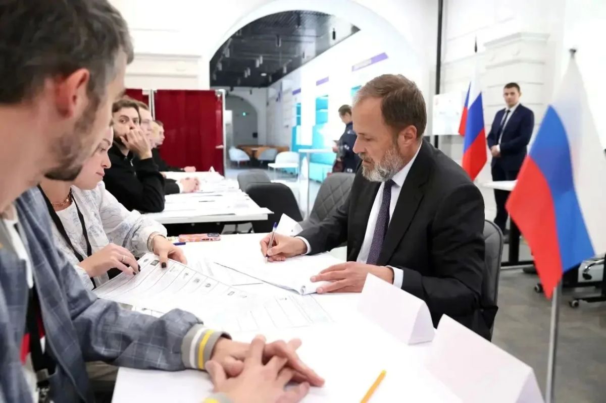 Игорь Комаров принял участие в голосовании на выборах депутатов Государственной Думы Игорь Комаров принял участие в голосовании на выборах депутатов Государственной Думы