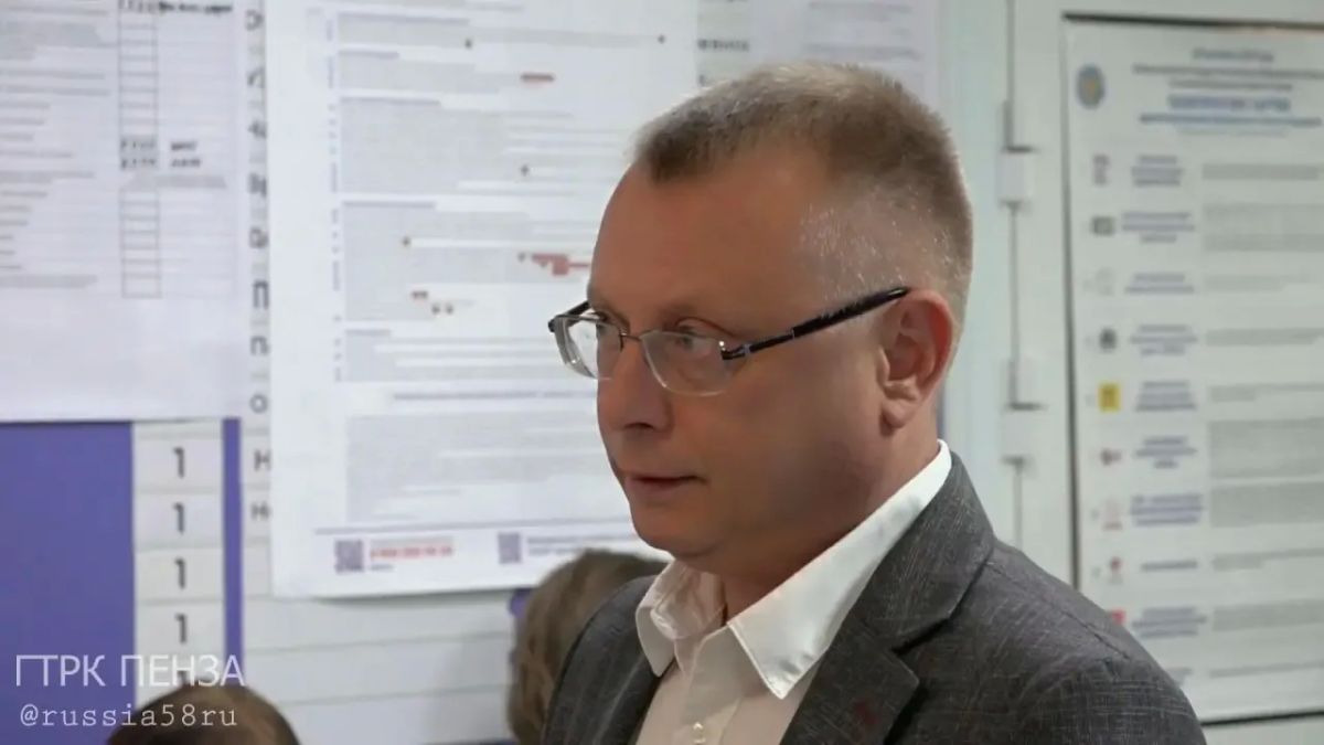 На своем избирательном участке, который расположен в Пензенской районной больнице, проголосовал кандидат на должность губернатора Пензенской области Олег Шаляпин