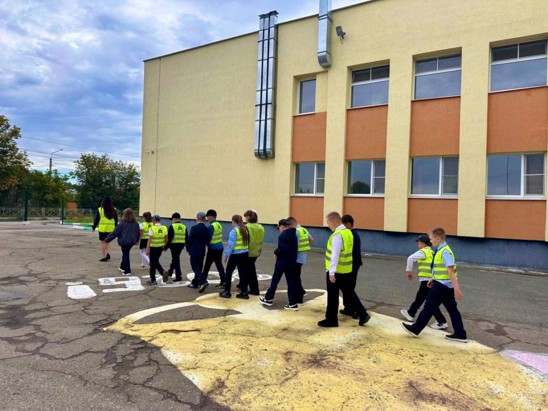 Дорожные полицейские Кузнецкого района провели уроки безопасности на маршруте «Дом — школа— дом» Дорожные полицейские Кузнецкого района провели уроки безопасности на маршруте «Дом — школа— дом»