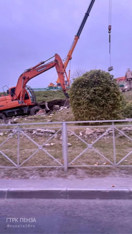 В Пензе идут ремонтные работы по восстановлению лестницы на улице 8 Марта
