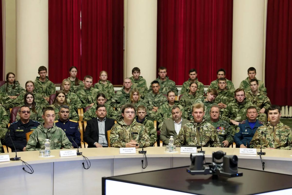 Сотрудник следственного управления поздравил бойцов отряда содействия «Тигр» с завершением восьмой смены учебно-тренировочных сборов Сотрудник следственного управления поздравил бойцов отряда содействия «Тигр» с завершением восьмой смены учебно-тренировочных сборов
