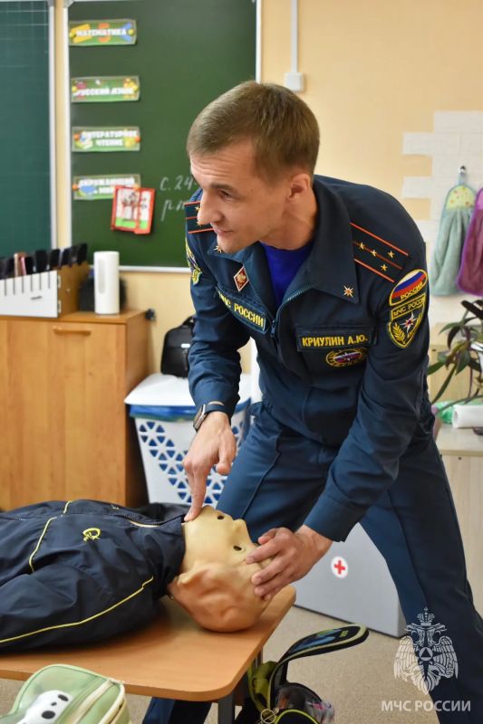 Сотрудники МЧС России провели Единый урок оказания первой помощи