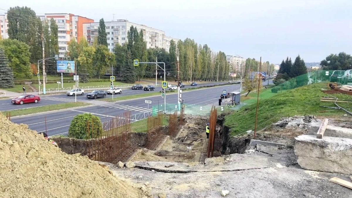 На улице 8 Марта в Пензе продолжается ремонт лестницы у путепровода