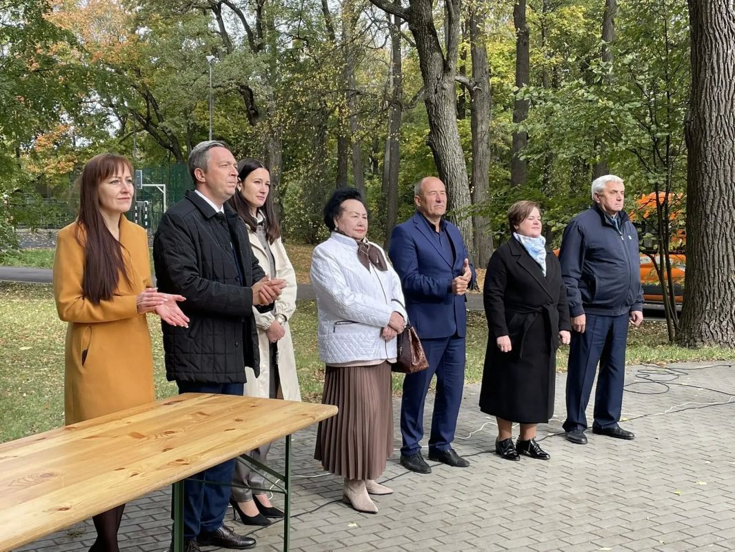 В преддверии Дня учителя в Учительском сквере областного центра состоялась торжественная церемония вручения свидетельств о занесении лучших педагогов региона в Галерею педагогической славы Пензенской области В преддверии Дня учителя в Учительском сквере областного центра состоялась торжественная церемония вручения свидетельств о занесении лучших педагогов региона в Галерею педагогической славы Пензенской области