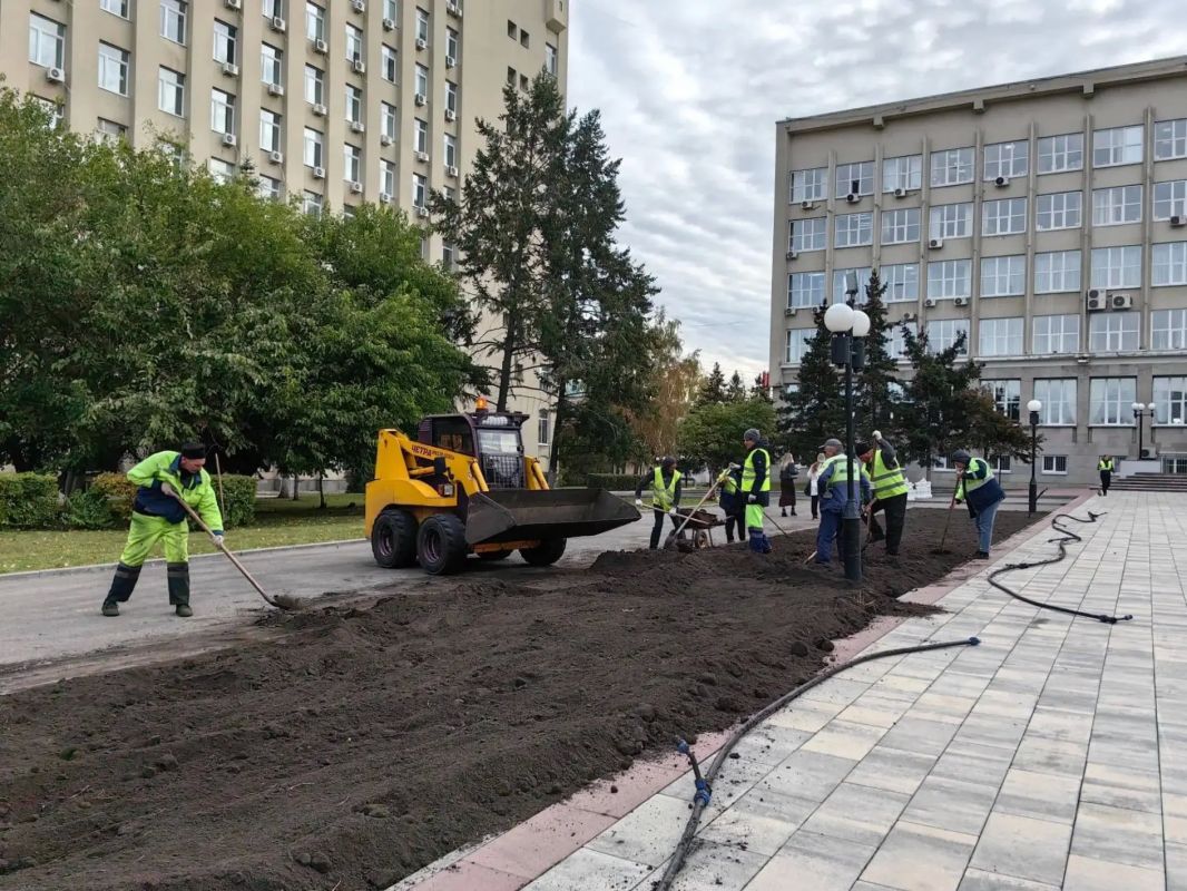 В центре города обновляют грунт в клумбах В центре города обновляют грунт в клумбах