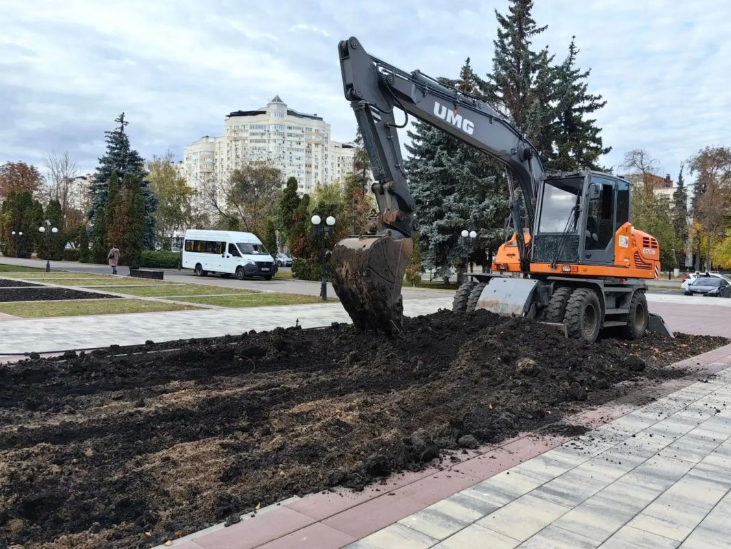В центре города обновляют грунт в клумбах В центре города обновляют грунт в клумбах