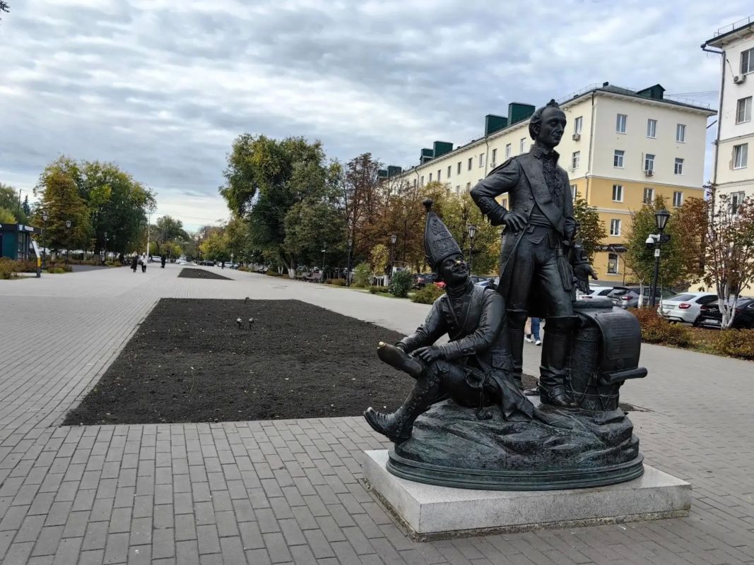 В центре города обновляют грунт в клумбах В центре города обновляют грунт в клумбах