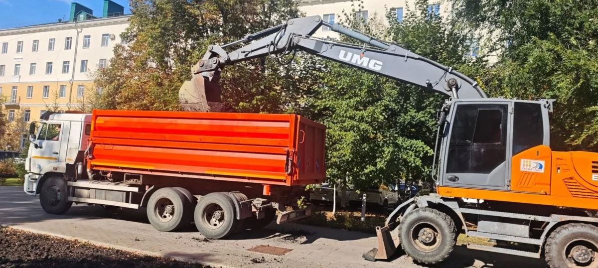 В центре города обновляют грунт в клумбах
