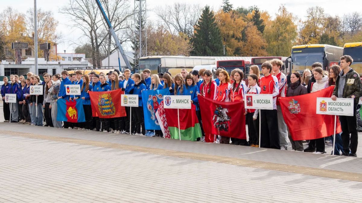 Сегодня утром на железнодорожном вокзале Пенза-1 состоялась торжественная встреча делегаций участников Туристского слета учащихся Союзного государства из Республики Беларусь и Российской Федерации Сегодня утром на железнодорожном вокзале Пенза-1 состоялась торжественная встреча делегаций участников Туристского слета учащихся Союзного государства из Республики Беларусь и Российской Федерации