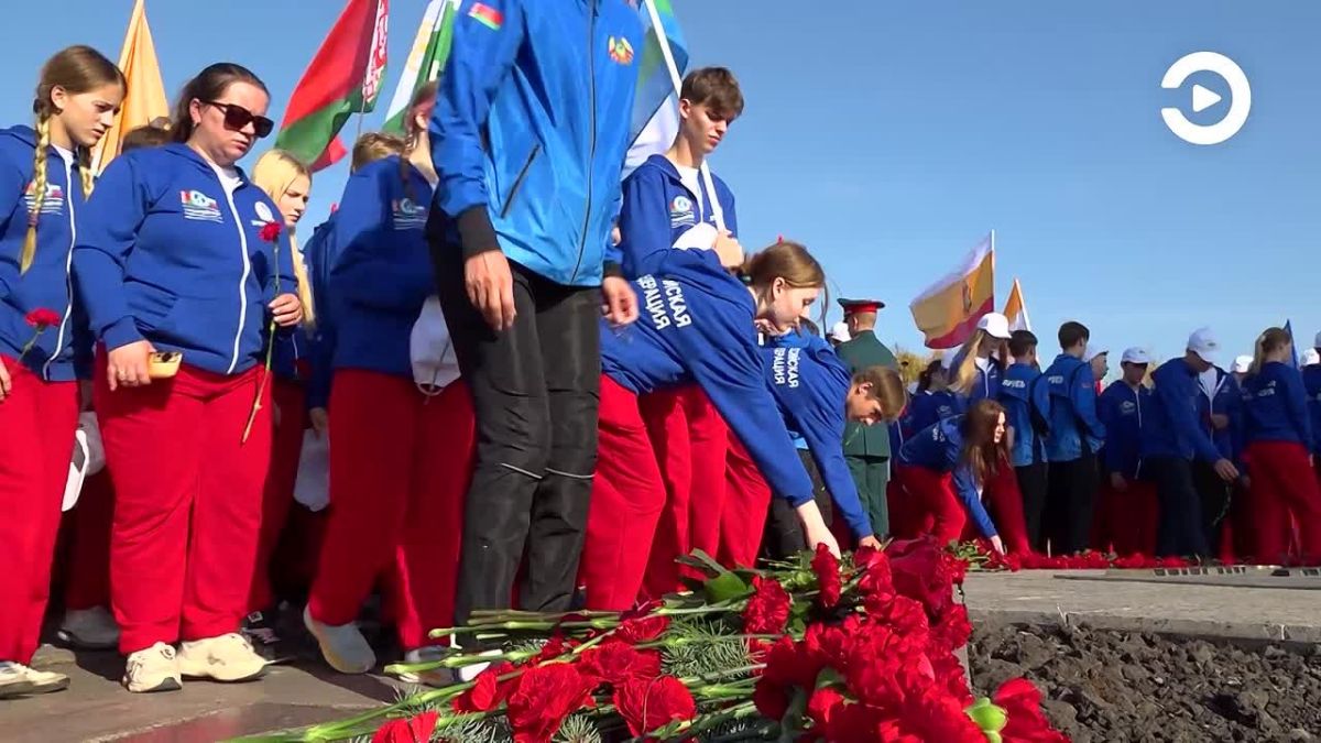 Участники Слёта учащихся Союзного государства возложили цветы к монументу в Пензе