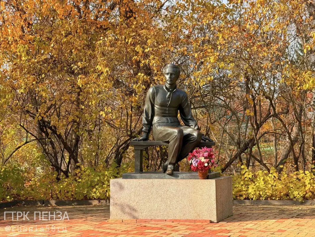 Михаил Юрьевич Лермонтов родился в Москве, но свое детство провел в Пензенской губернии, в имении своей бабушки Елизаветы Арсеньевой Михаил Юрьевич Лермонтов родился в Москве, но свое детство провел в Пензенской губернии, в имении своей бабушки Елизаветы Арсеньевой