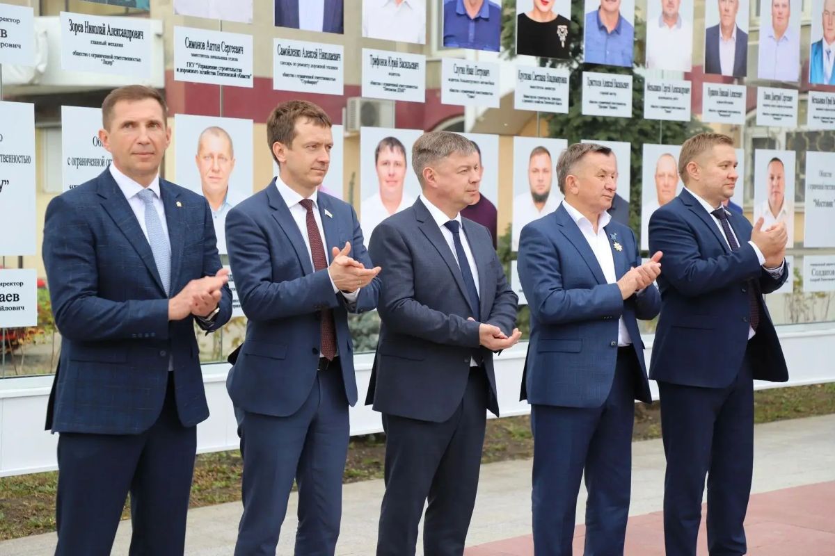 Павел Куликов вручил награды регионального парламента лучшим работникам дорожной отрасли Павел Куликов вручил награды регионального парламента лучшим работникам дорожной отрасли