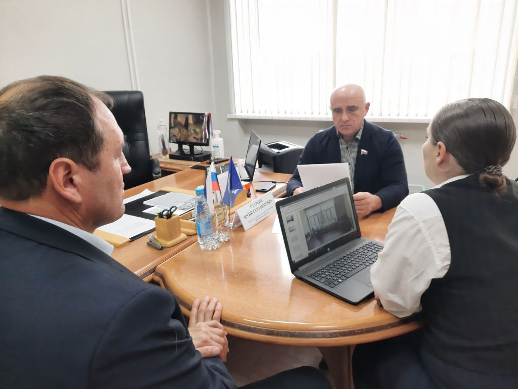 Юрий Старкин принял в работу обращения жителей Лунинского района