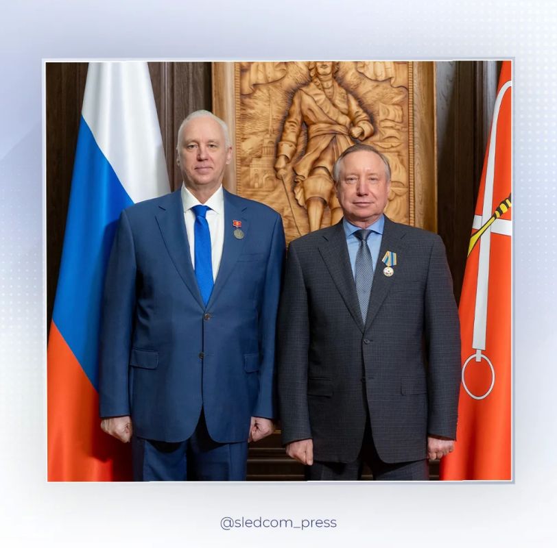 Председатель СК России наградил губернатора Санкт-Петербурга ведомственной медалью