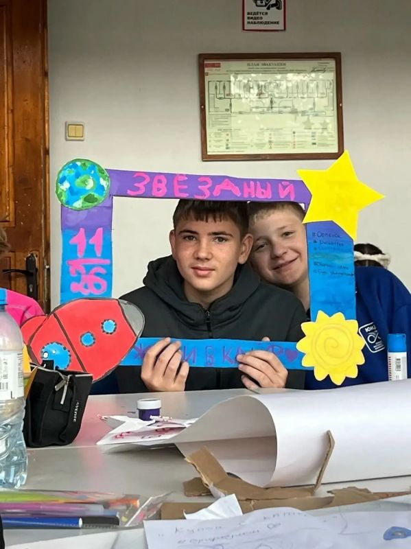Ребята прошли очень насыщенную программу: мастер-классы по фигурному вождению велосипеда , тренинги по основам лидерства и публичным выступлениям, деловые игры, творческие и спортивные мероприятия Ребята прошли очень насыщенную программу: мастер-классы по фигурному вождению велосипеда , тренинги по основам лидерства и публичным выступлениям, деловые игры, творческие и спортивные мероприятия