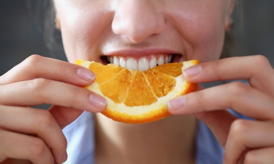 Как избавиться от желтого налета на зубах и вернуть улыбке белизну