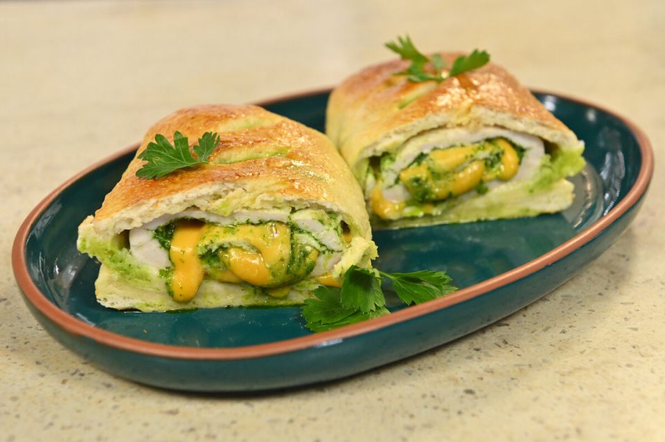 Праздничный пирог с курицей, сыром и зеленью