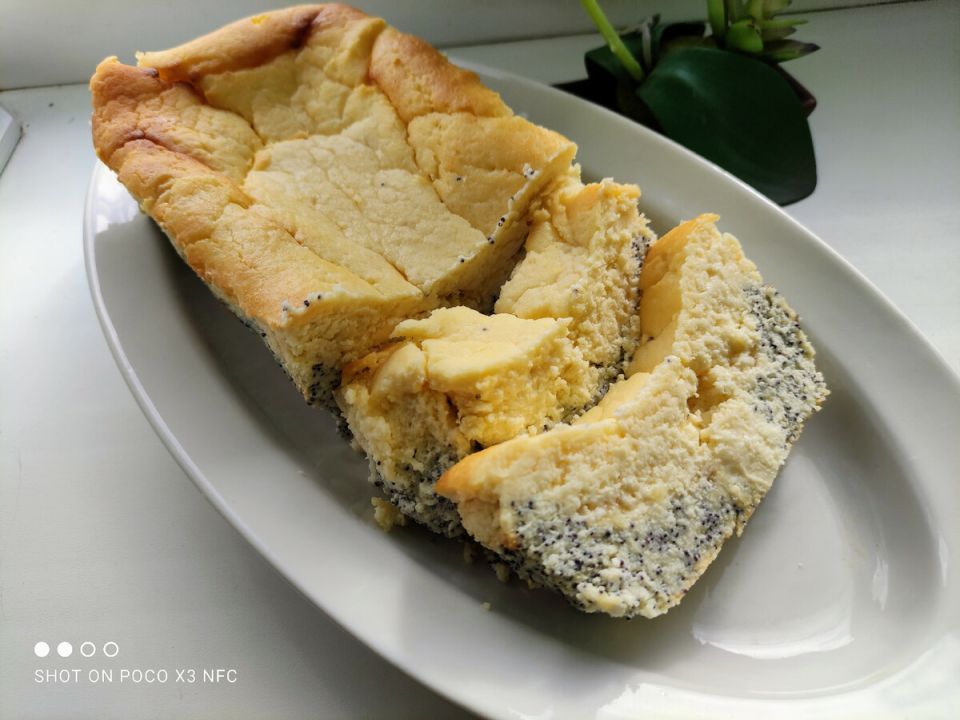Нежная творожная запеканка с маком и лимоном: вкусное летнее угощение