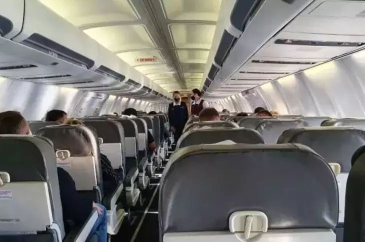 Стюардесса раскрыла секрет удачного полета: одна важная вещь должна быть в ручной клади