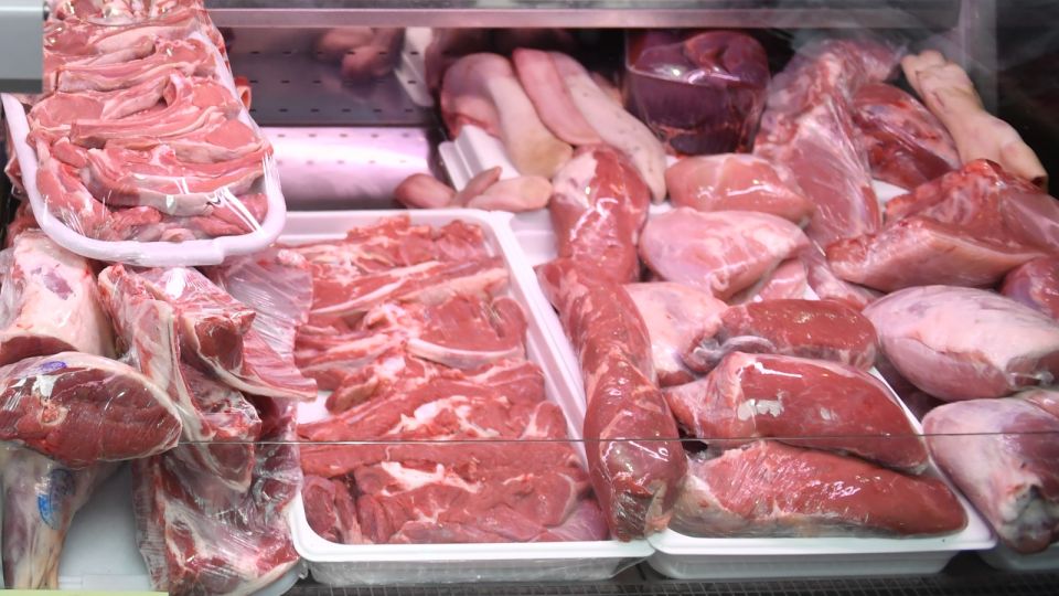 Проблем не оберетесь: россиянам запретили есть мясо из упаковок без обработки