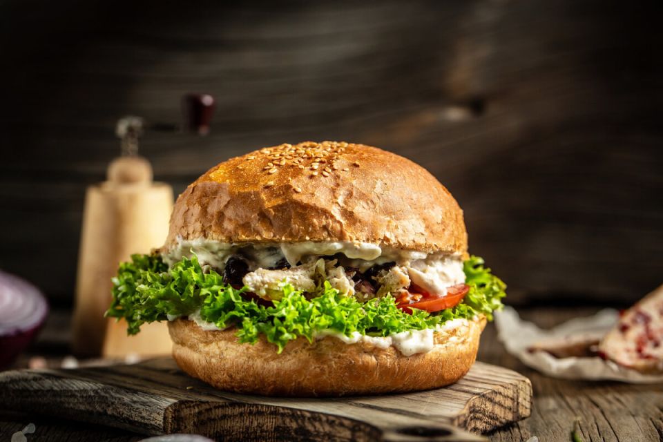 Кулинарные наслаждения: готовим бургер с курицей-гриль на своем гриле