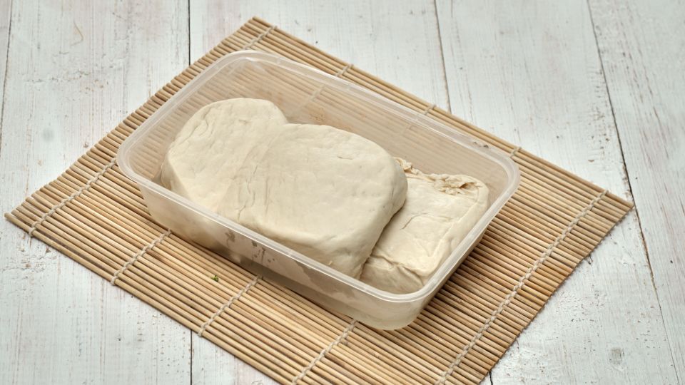 Жирный контейнер не придется оттирать губкой: вот как отмыть его без усилий