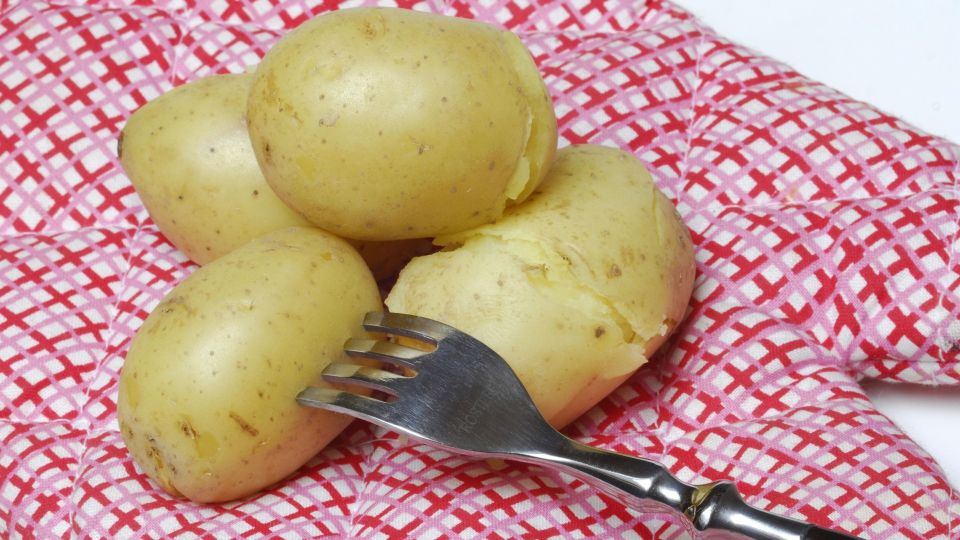 Картошка больше не слипнется: просто добавьте этот ингредиент при варке