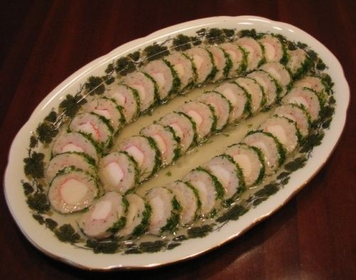 Неповторимый заливной рыбный рулет с крабовыми палочками: украсим праздничный стол