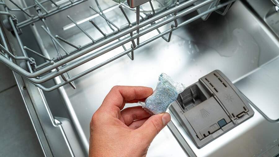 Химик предупредил о рискованных ингредиентах в таблетках для посудомоек