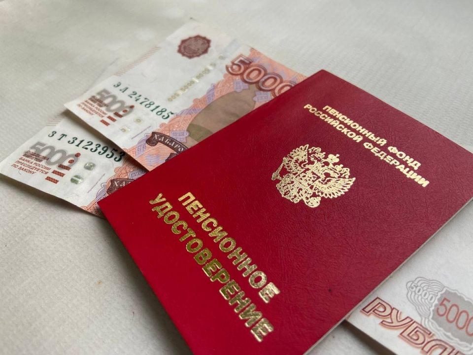 Когда государство просит вернуть деньги за переплату пенсии и как не попасть в долг