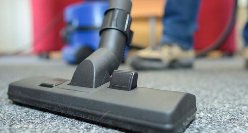 Пылесос подводит крушение бытовой уборки: что нельзя убирать и почему