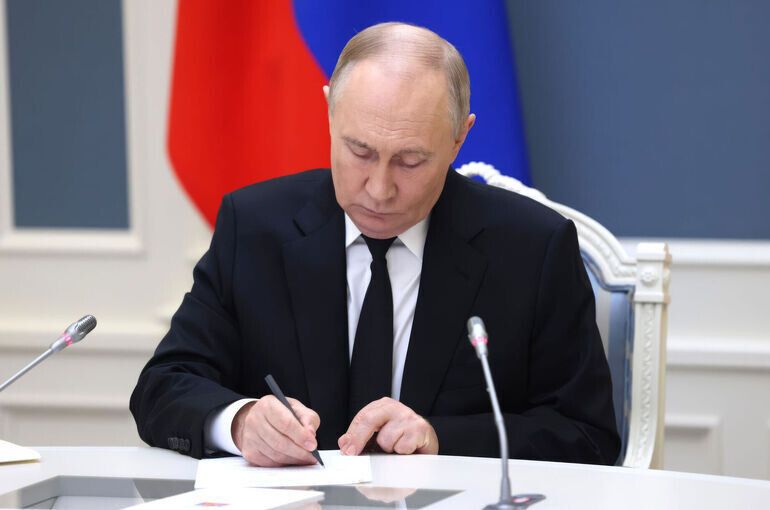 Путин продлил срок госслужбы Александра Грушко до 2027 года